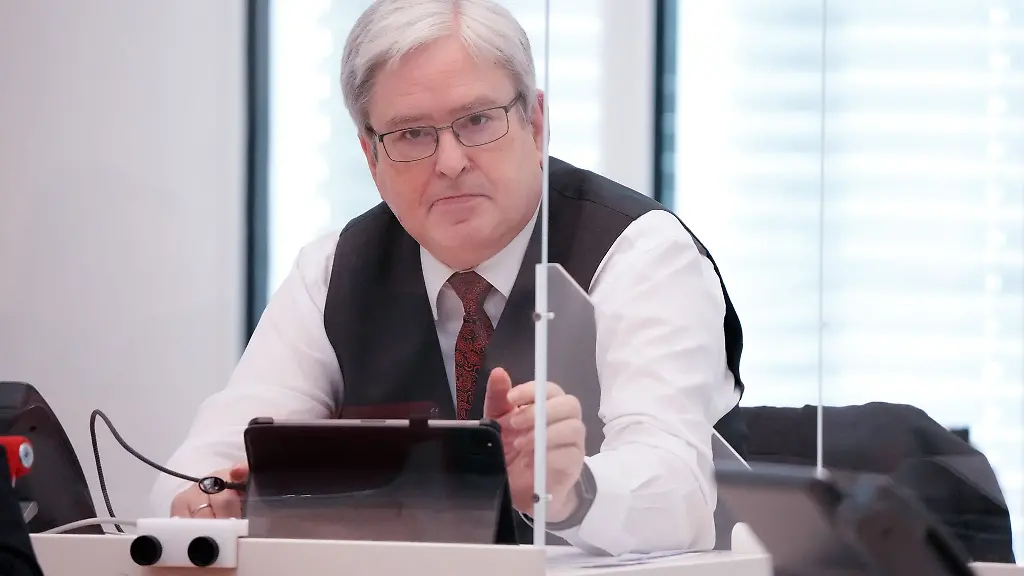 Brandenburgs-Wirtschaftsminister-Joerg-Steinbach-SPD-nimmt-an-einer-Landtagssitzung-teil