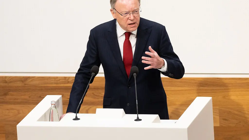 Niedersachsens-Ministerpraesident-Stephan-Weil-haelt-eine-Rede-im-niedersaechsischen-Landtag