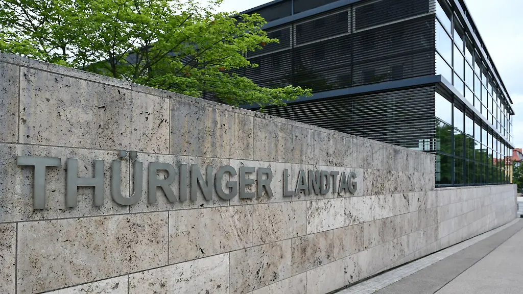 Der-Schriftzug-Thueringer-Landtag-steht-an-der-Mauer-neben-dem-Plenarsaal