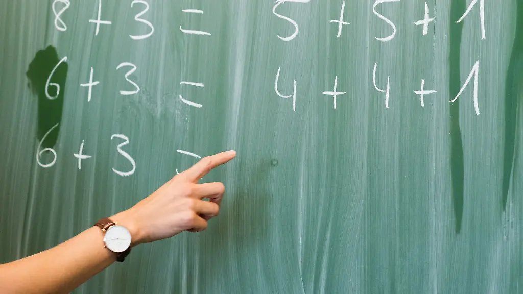 Eine-Lehrerin-schreibt-in-einer-Schule-an-eine-Tafel