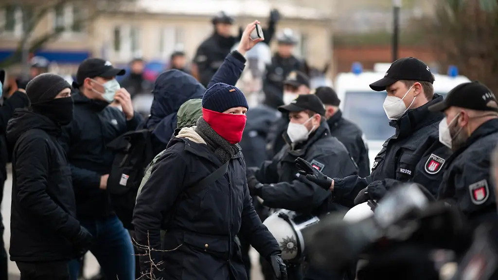 Eine-fuer-kommenden-Samstag-geplante-Demonstration-gegen-die-Corona-Massnahmen-hat-die-Polizei-in-Hamburg-verboten
