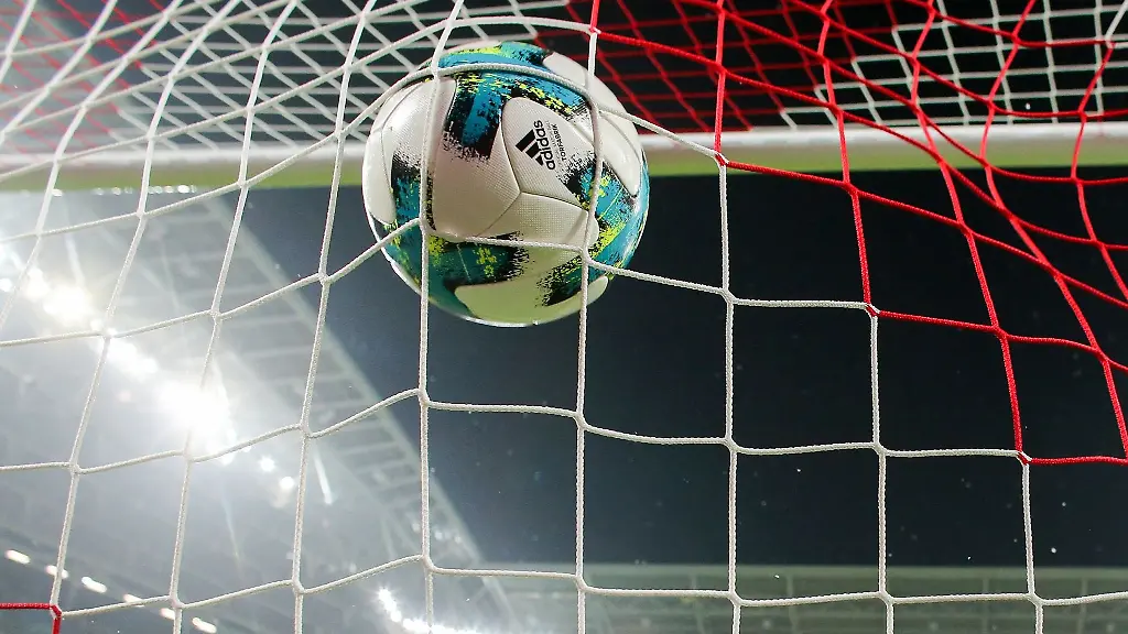 Ein-Fussball-geht-ins-Netz