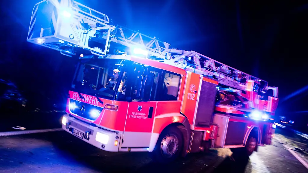 Ein-Einsatzwagen-der-Feuerwehr-trifft-an-der-Unfallstelle-ein