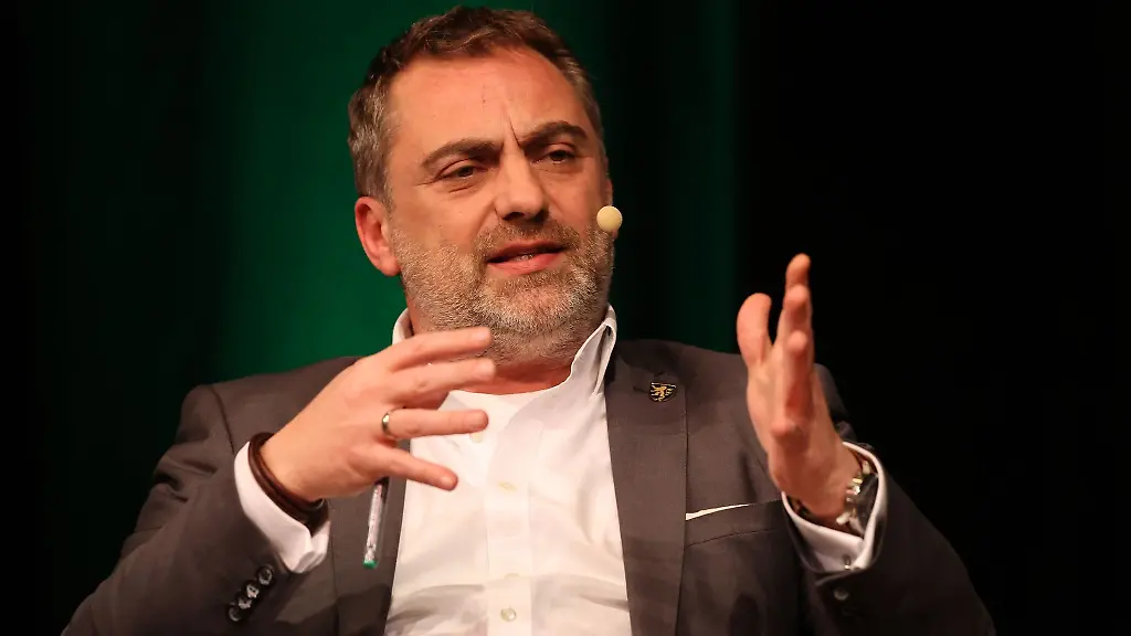 Julian-Vonarb-parteilos-Oberbuergermeister-von-Gera-spricht-zu-Beginn-einer-Gespraechsreihe-im-Kultur-und-Kongresszentrum