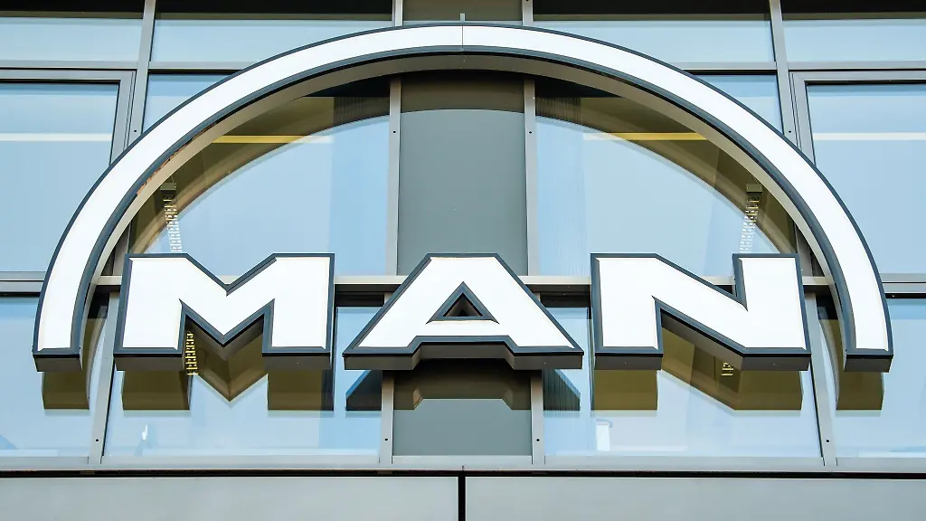 Das-MAN-Logo-haengt-an-einer-Fassade