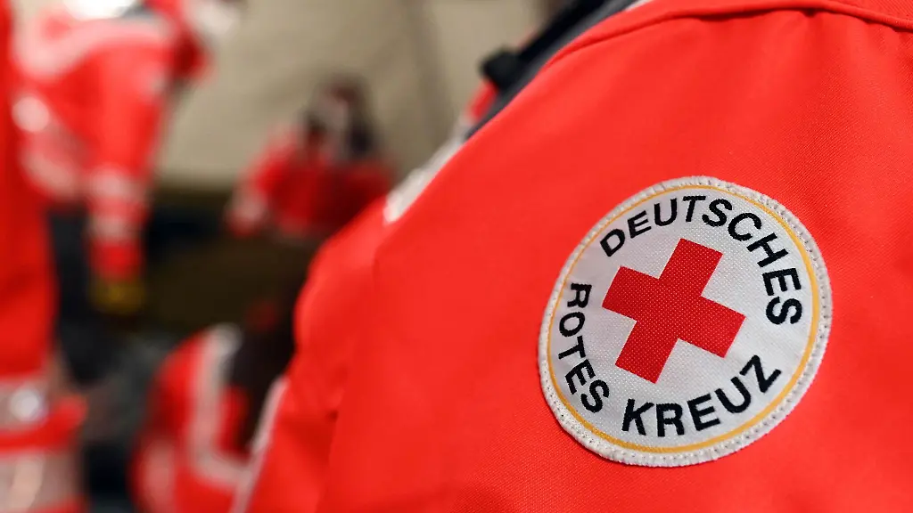 Ein-Logo-des-Deutschen-Roten-Kreuz-DRK-ist-auf-einer-Jacke-angebracht