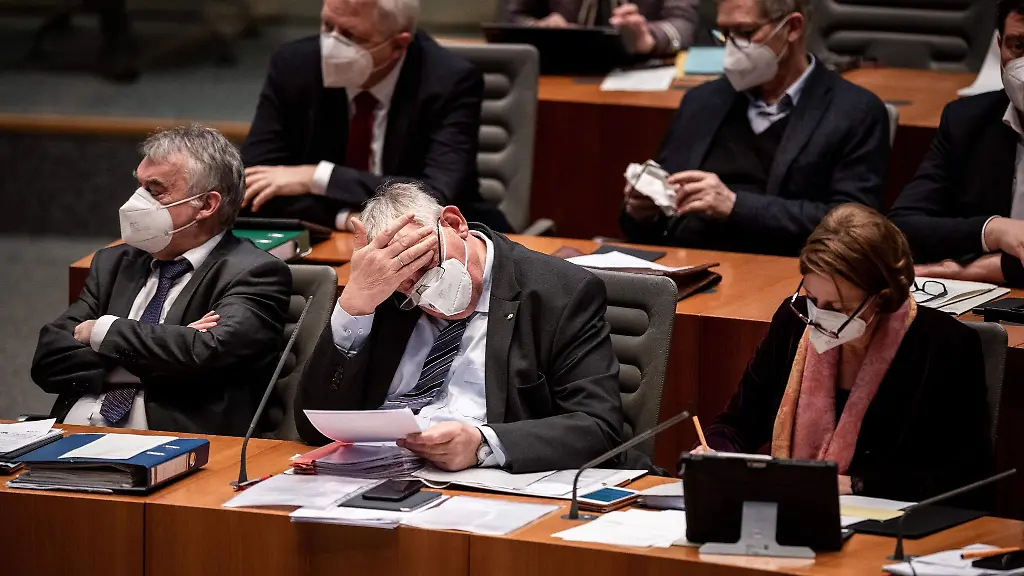 In-der-Sitzung-unterrichtet-Ministerpraesident-Wuest-den-Landtag-ueber-die-juengsten-Beschluesse-von-Bund-und-Laendern-in-der-Corona-Krise