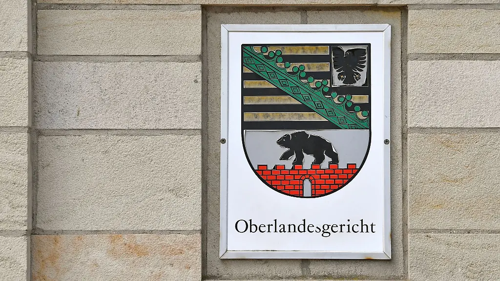 Blick-auf-ein-Schild-am-Oberlandesgericht-OLG-Naumburg