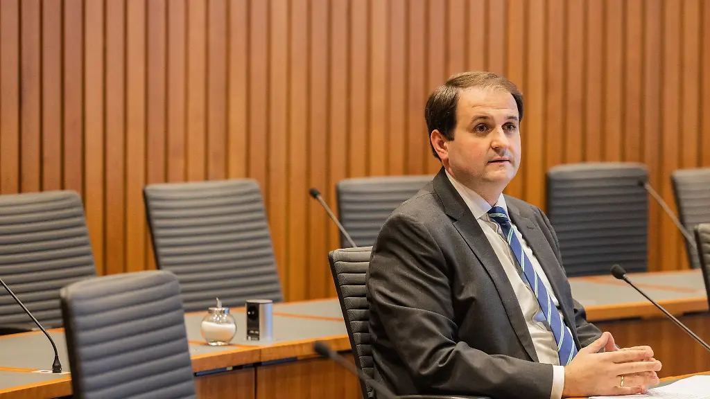 Nathanael-Liminski-in-einem-Sitzungssaal