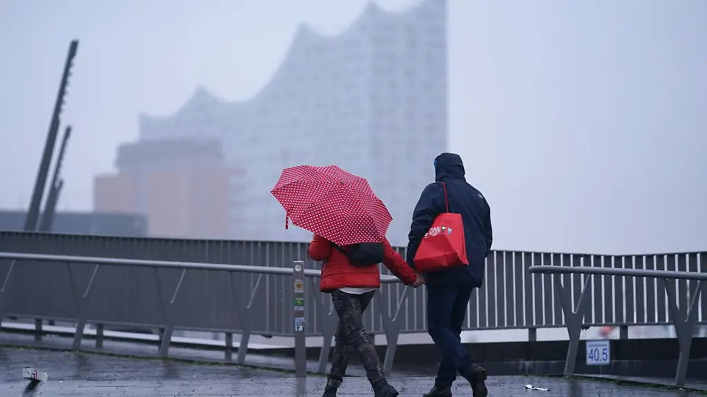 Passanten-gehen-im-Regen-an-den-Landungsbruecken