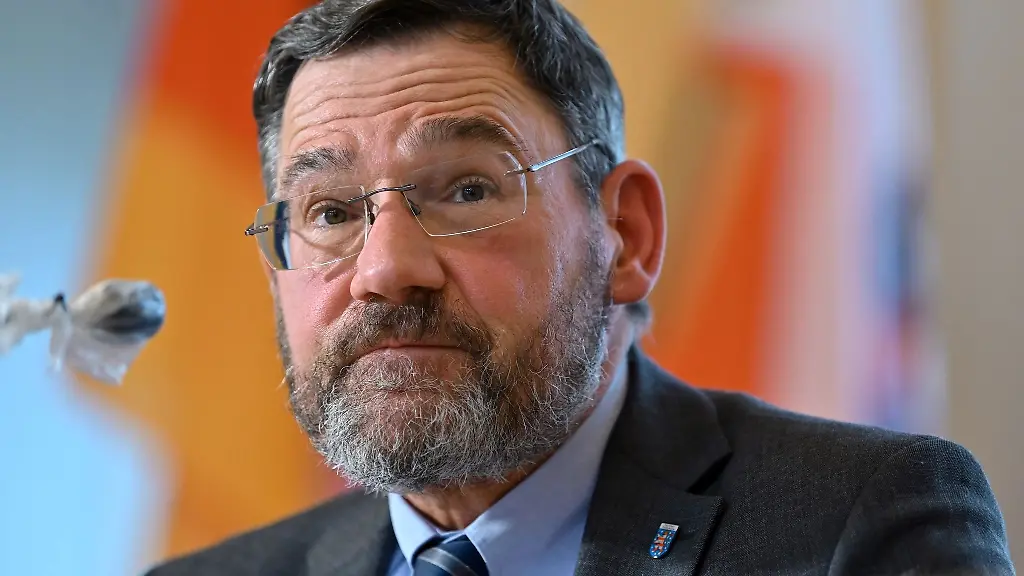 Sebastian-Dette-stellt-den-Jahresbericht-2022-vor