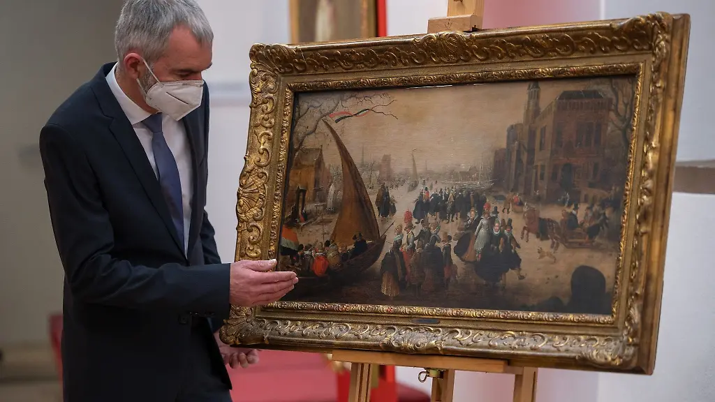 Bernd-Roeder-steht-bei-der-Uebergabe-am-Gemaelde