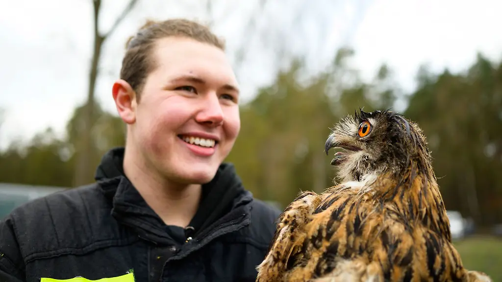Jaden-Ernst-haelt-einen-Uhu-auf-dem-Arm