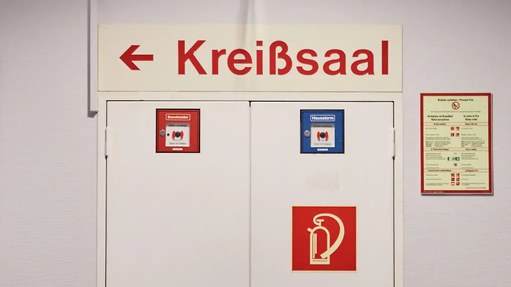 Kreisssaal-und-ein-Richtungspfeil-stehen-auf-einem-Schild-im-Vivantes-Auguste-Viktoria-Klinikum