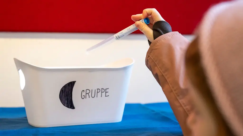 Ein-Kindergartenkind-gibt-seinen-Lollitest-in-einer-Kita-in-Muenchen-ab