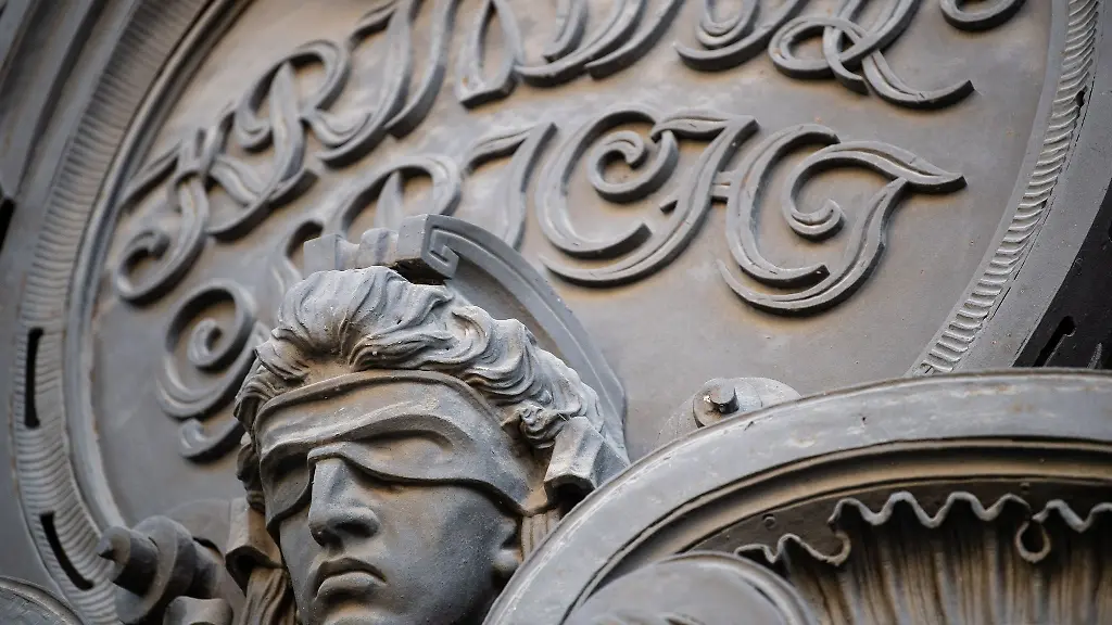 Eine-Statue-der-Justitia-mit-verbundenen-Augen-am-Eingang-eines-Gerichts