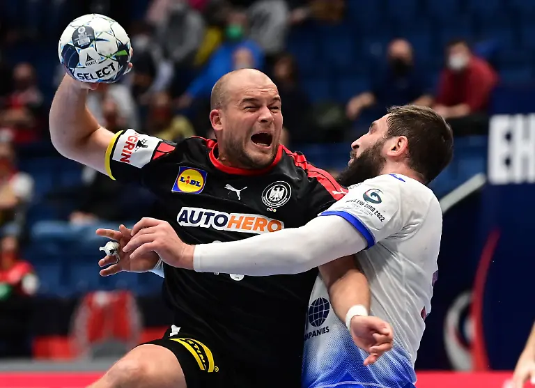 Deutschlands-Paul-Drux-l-versucht-sich-am-Kreis-durchzusetzen