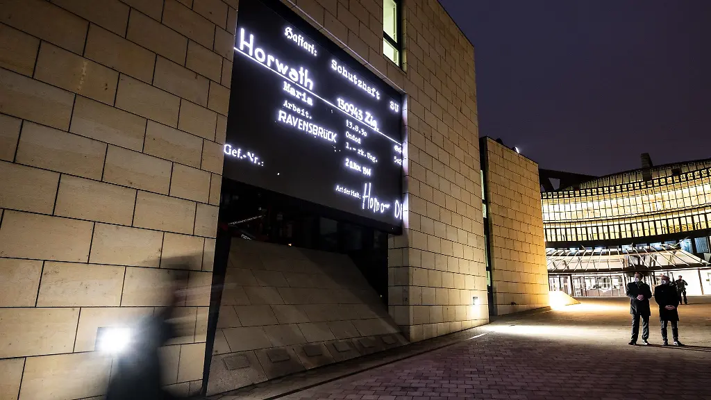 Der-Name-eines-Holocaust-Opfers-ist-auf-dem-Bildschirm-am-Landtag-zu-lesen