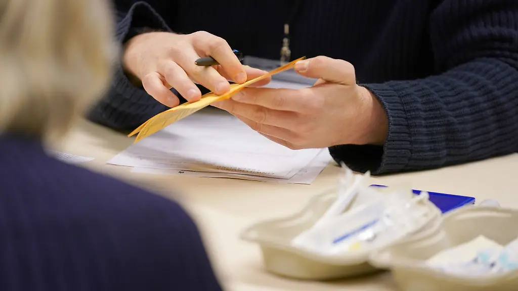 Ein-Impfausweis-wird-geoeffnet