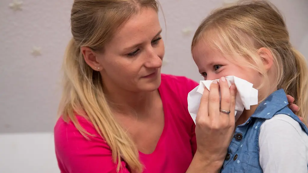 Bleibt-das-kranke-Kind-zu-Hause-muss-bei-der-Krankenkasse-ein-aerztliches-Attest-eingereicht-werden-Wird-das-Kinderpflege-Krankengeld-beantragt-weil-Schule-oder-Kita-schliessen-ist-ein-Nachweis-der-Einrichtung-erforderlich