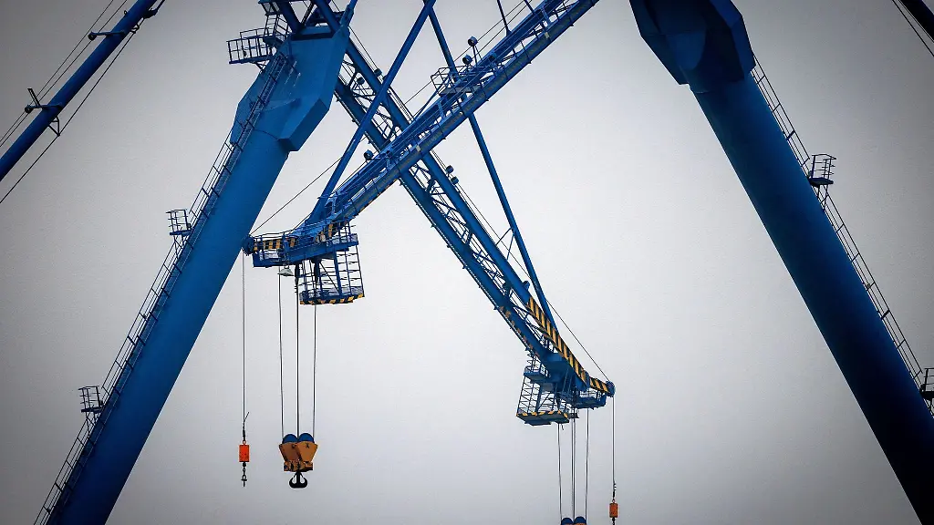 Krane-fuer-die-Montage-von-Schiffsaufbauten-stehen-auf-dem-Gelaende-der-MV-Werft