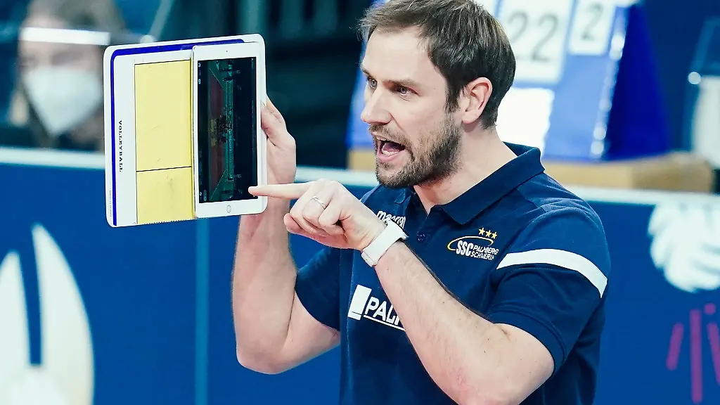 Schwerins-Trainer-Felix-Koslowski-gestikuliert