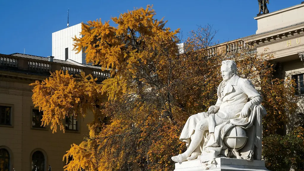 Ein-Alexander-von-Humboldt-Denkmal-ist-vor-der-Humboldt-Universitaet-zu-Berlin