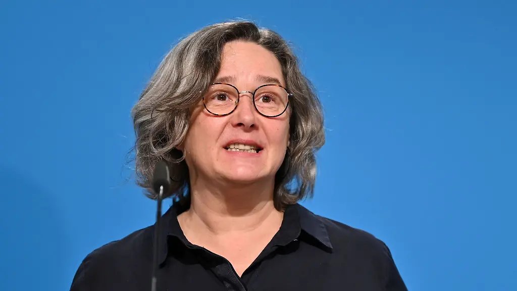 Thueringens-Arbeitsministerin-Heike-Werner-spricht-waehrend-der-Regierungsmedienkonferenz