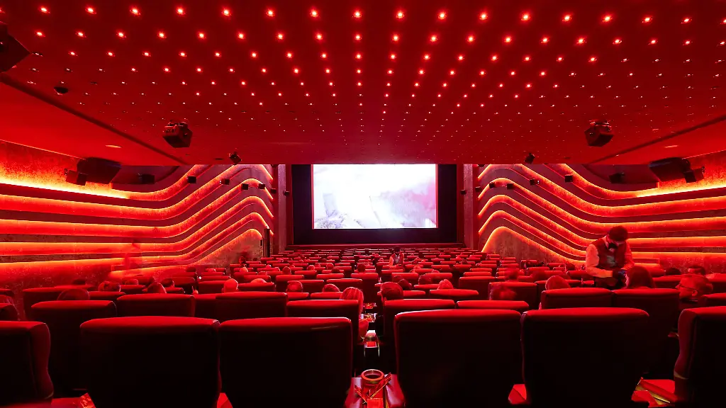 Kinobesucher-sitzen-in-einem-Kinosaal