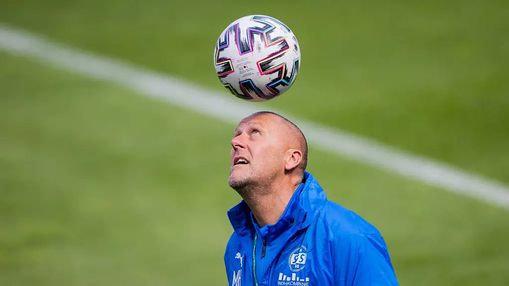 Essens-Trainer-Markus-Hoegner-spielt-den-Ball-beim-Abschlusstraining