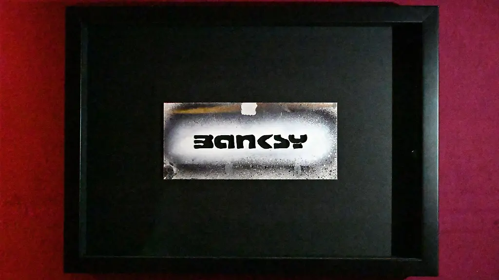 Die-Signatur-von-Banksy-haengt-in-der-Ausstellung-The-Mystery-of-Banksy-A-Genius-Mind