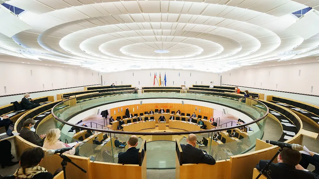 Die-Abgeordneten-des-hessischen-Landtags-sitzen-auf-ihren-Plaetzen