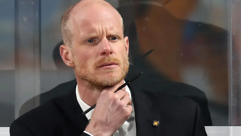 Der-Trainer-Toni-Soederholm-aus-Deutschland-verfolgt-den-Spielverlauf