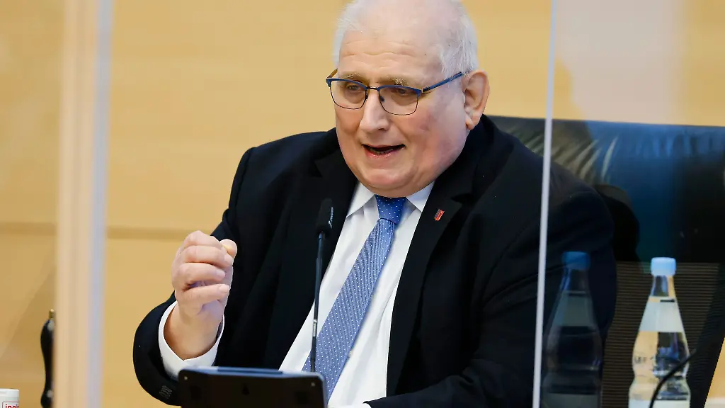 Klaus-Schlie-CDU-Landtagspraesident-spricht-im-Kieler-Landtag