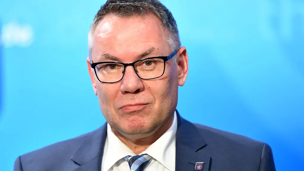 Ralf-Rusch-Geschaeftsfuehrer-des-Gemeinde-und-Staedtebunds-steht-nach-einer-Pressekonferenz-in-der-Staatskanzlei