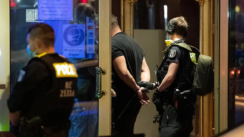 Ein-Berliner-Polizist-nimmt-einen-Verdaechtigen-fest