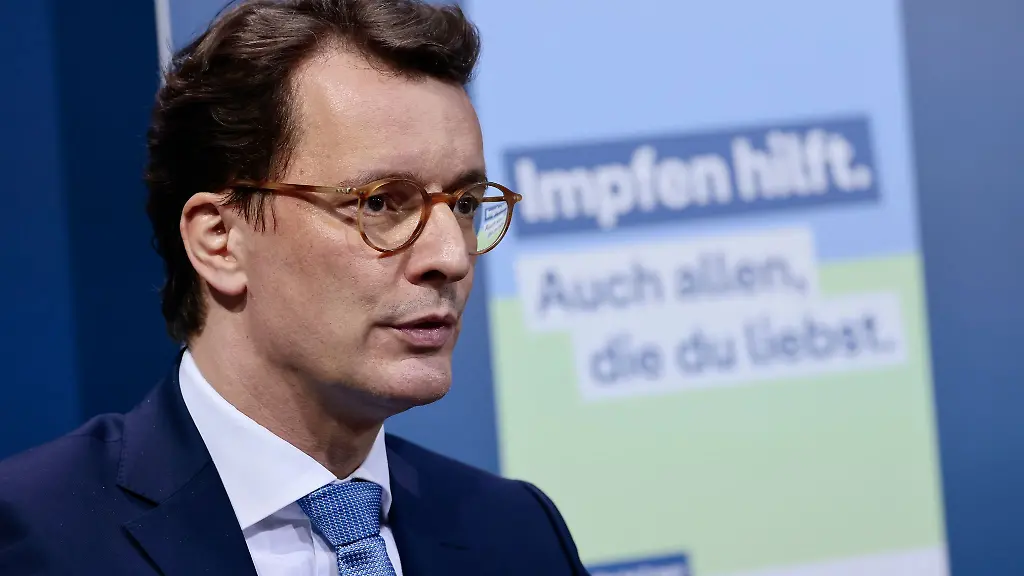 Nordrhein-Westfalens-Ministerpraesident-Hendrik-Wuest-CDU-spricht-bei-einer-Pressekonferenz