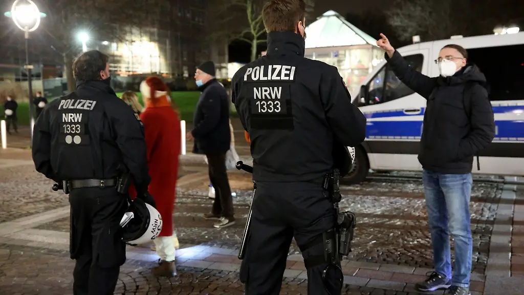 Kleinere-Gruppen-von-Demonstranten-gegen-Corona-Massnahmen-und-Impfungen-werden-von-der-Polizei-begleitet