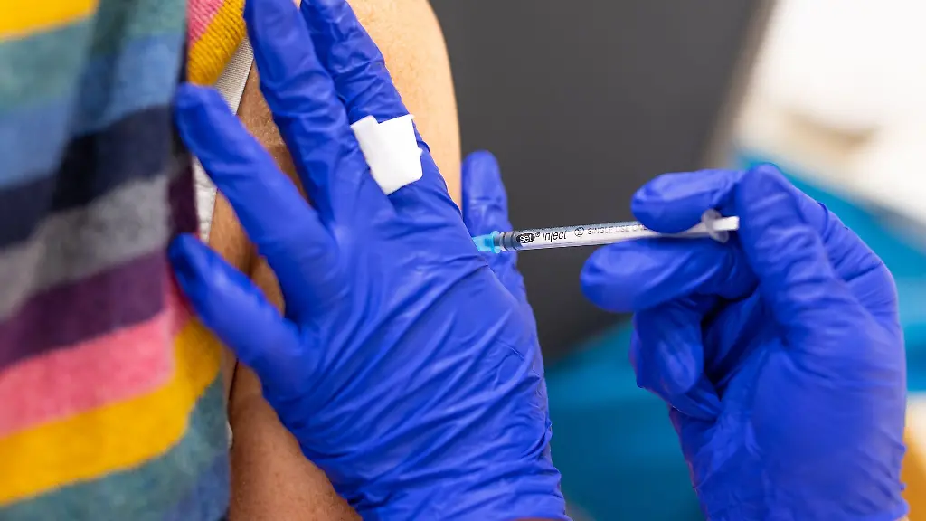 Die-Mitarbeiterin-eines-Impfzentrums-impft-eine-Frau-gegen-Corona