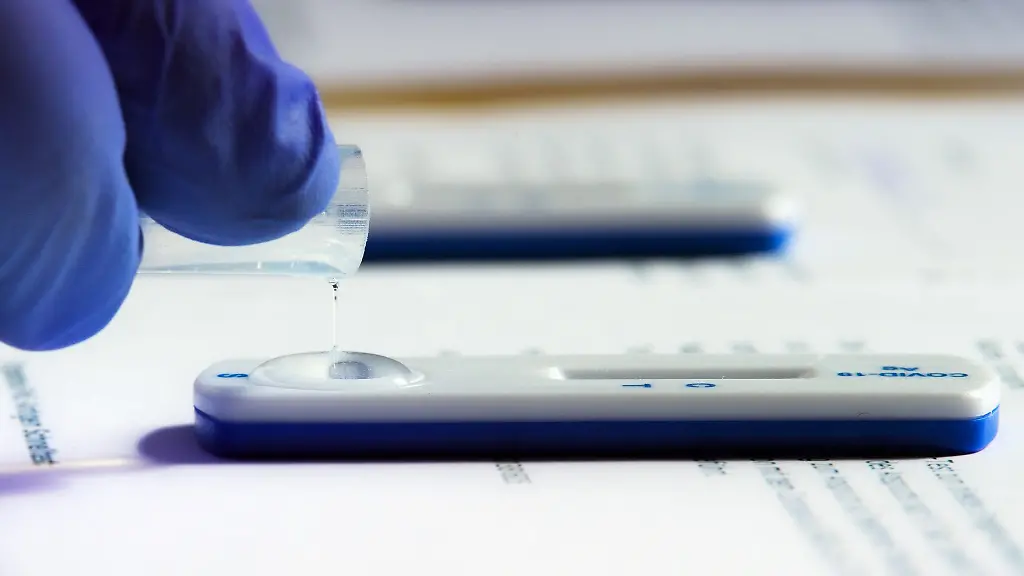 Die-Testfluessigkeit-eines-Corona-Schnelltests-wird-ausgewertet