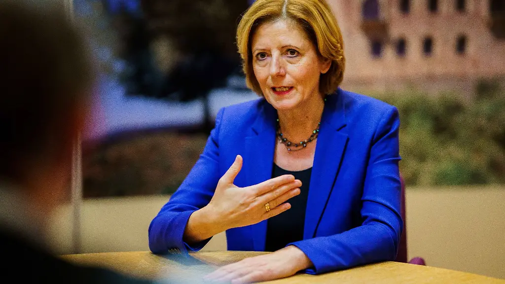 Ministerpraesidentin-Malu-Dreyer-SPD-spricht-bei-einem-Interview-in-ihrem-Buero-in-der-Staatskanzlei