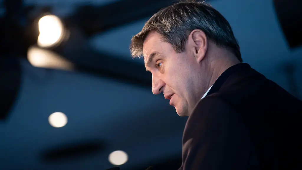 Bayerns-Ministerpraesident-Markus-Soeder-CSU-spricht-bei-einer-Pressekonferenz