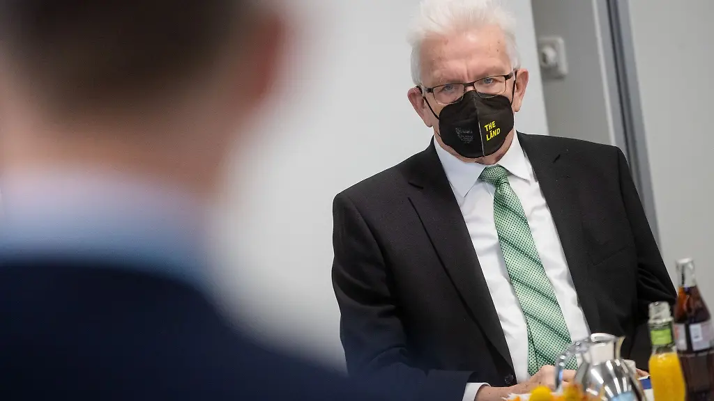 Baden-Wuerttembergs-Ministerpraesident-Winfried-Kretschmann-Gruene-nimmt-an-einem-Vortrag-in-einem-Krankenhaus-teil