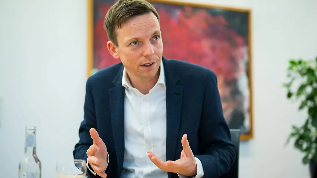Ministerpraesident-Tobias-Hans-CDU-spricht-bei-einem-Interview-in-seinem-Buero-in-der-Staatskanzlei
