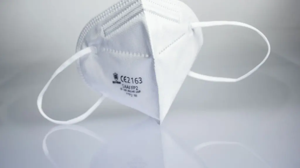 Eine-FFP2-Maske-liegt-auf-einem-Leuchttisch