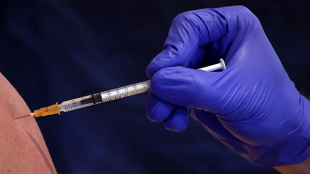 Ein-medizinischer-Mitarbeiter-impft-eine-Frau-gegen-Corona