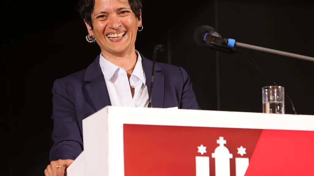 Die-DGB-Vorsitzende-Tanja-Chawla-spricht-auf-der-Delegiertenkonferenz-des-DGB-Hamburg