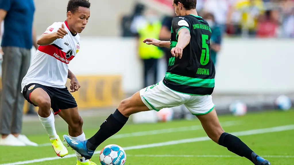 Stuttgarts-Roberto-Massimo-l-in-Aktion-gegen-Fuerths-Justin-Hoogma-r