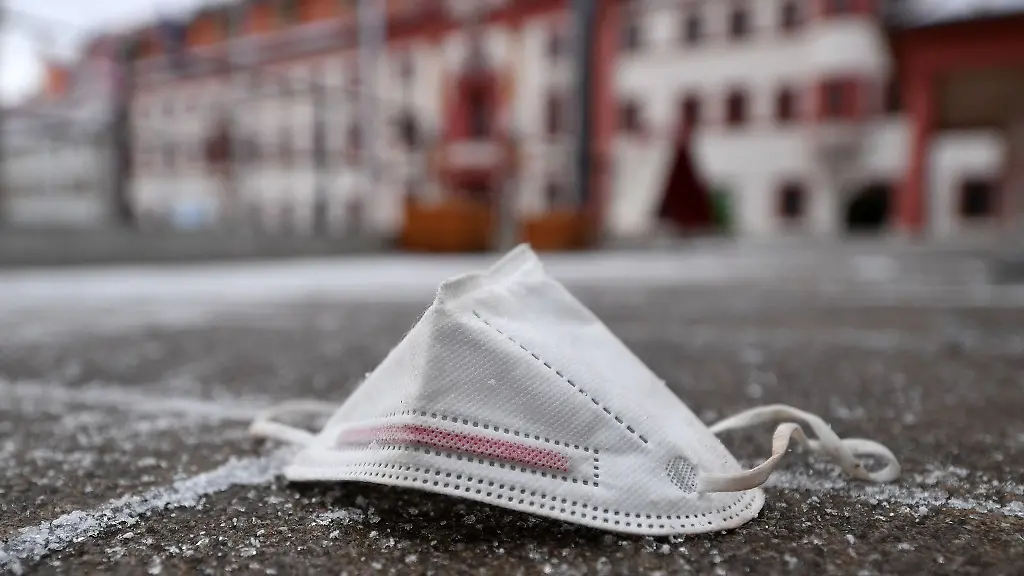 Eine-benutzte-FFP-2-Maske-liegt-auf-dem-Boden