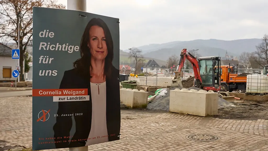 Das-Plakat-der-parteilosen-Kandidatin-Cornelia-Weigand-haengt-in-Ahrweiler